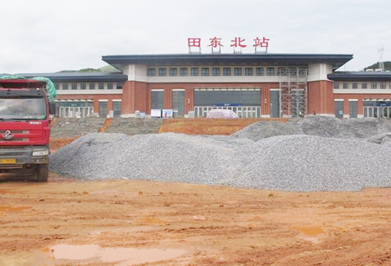 建设中的云桂铁路广西田东县境内实施边坡监测 